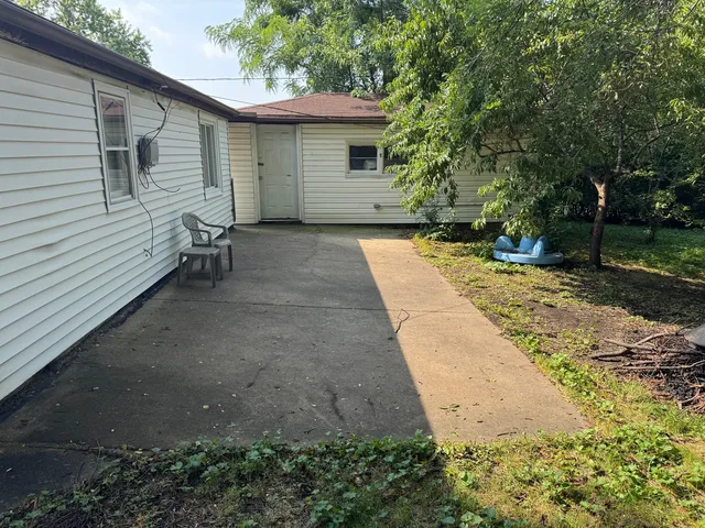 a view of a backyard