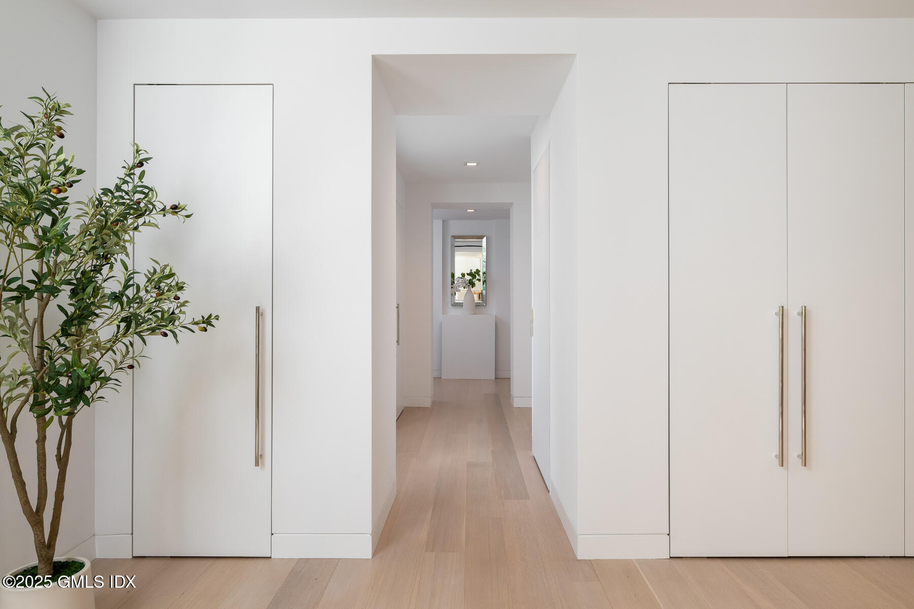 636 Steamboat Road, Unit 3A B & E Greenwich, CT 06830 - Photo 18 of 28 HALLWAY TO DOUBLE BEDROOMS