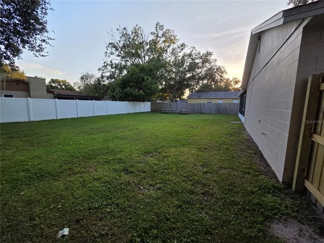 a view of a backyard