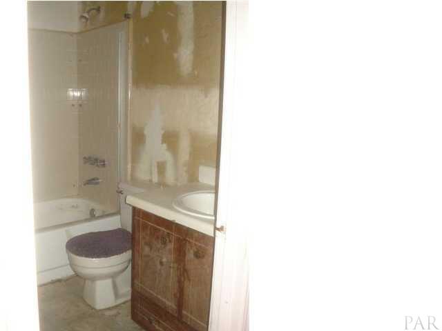 6496 Bellview Pines Road Pensacola, FL 32526 - Photo 17 of 18 Full Bathroom
