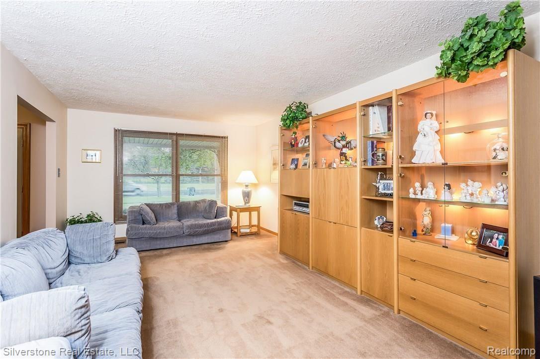2091 West Wattles Road Troy, MI 48098 - Photo 8 of 52 008-4589612-large.jpg