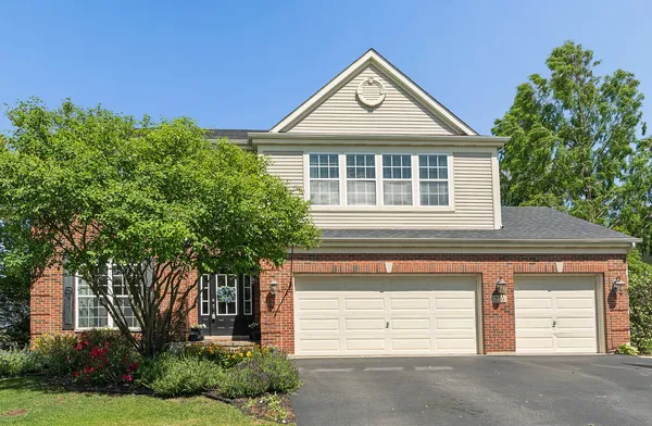$650,000 | 230 Ian Avenue, New Lenox, IL 60451