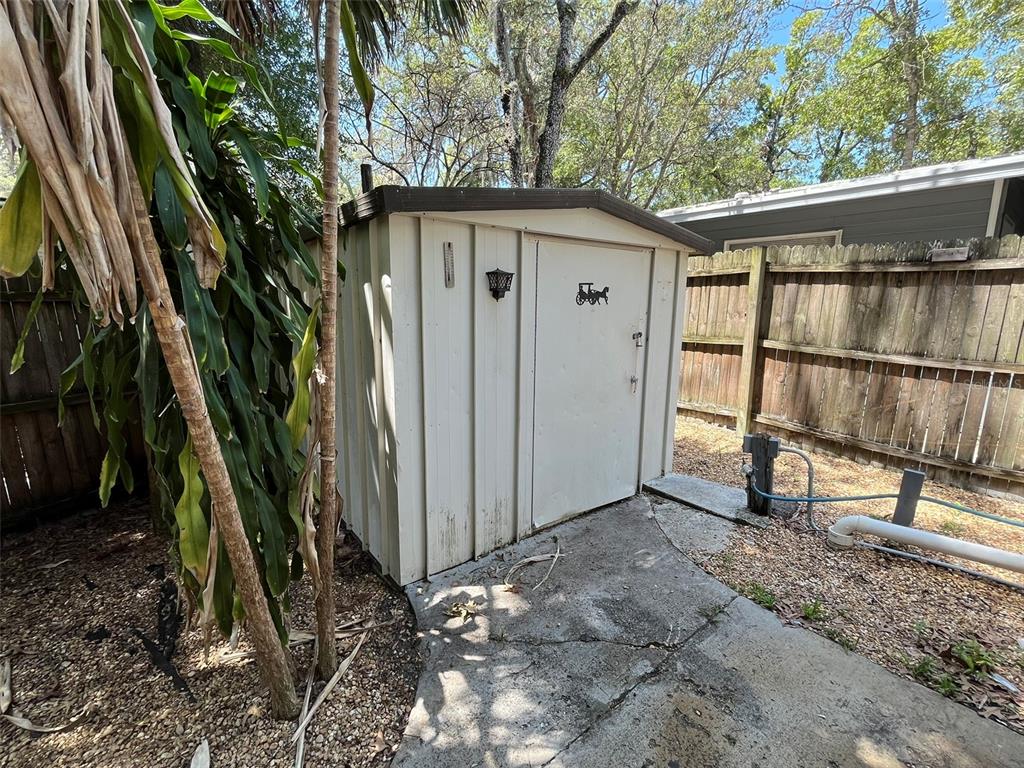 3000 Clarcona Road, Unit 554 Apopka, FL 32703 - Photo 8 of 8 a backyard of a house with table and chairs