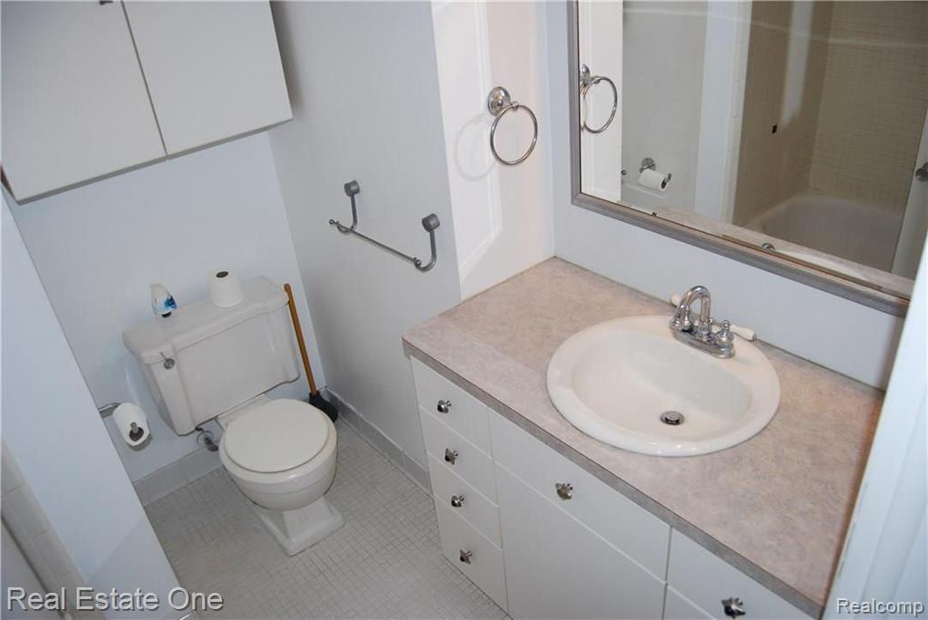 525 East University Drive, Unit 94 Rochester, MI 48307 - Photo 12 of 16
