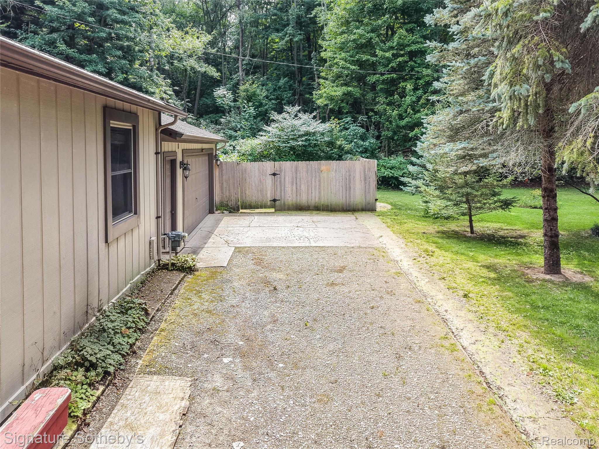 4137 West Allen Road Howell, MI 48855 - Photo 26 of 37 DJI_20260821094621_0443_D.jpg