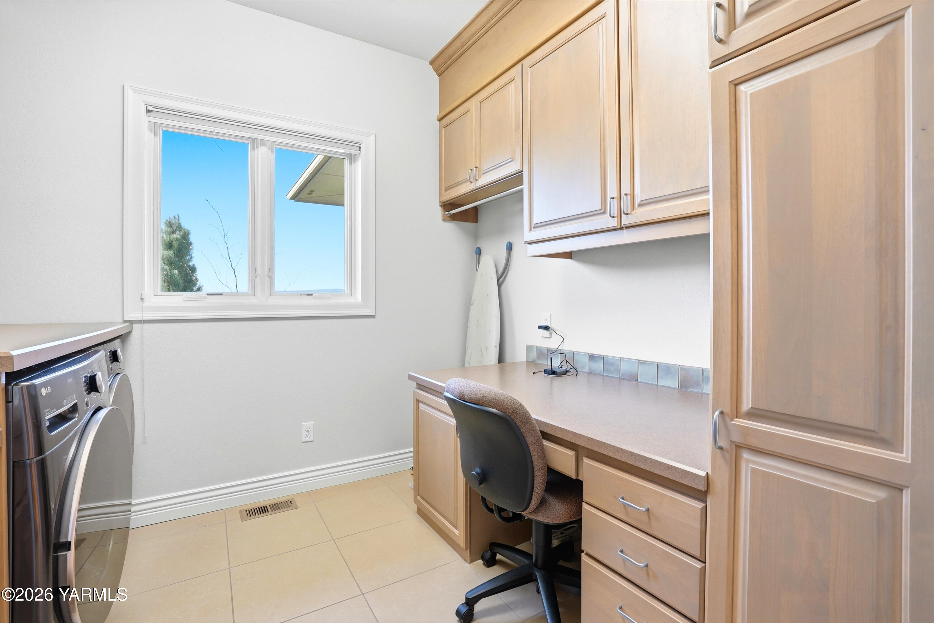660 Noble Hill Road Yakima, WA 98908 - Photo 20 of 63 a view of a kitchen with furniture and a window