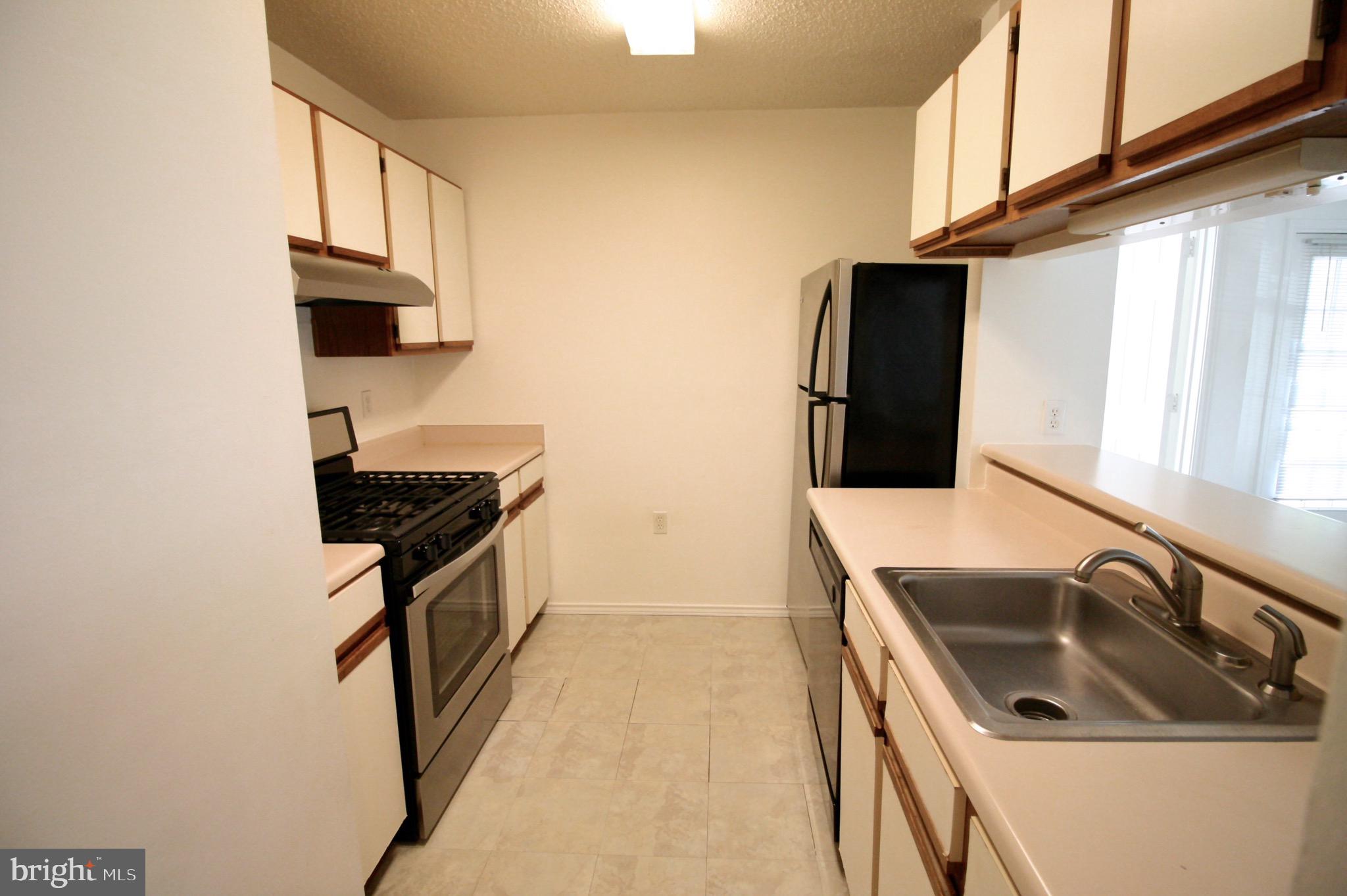 21009 Timber Ridge Terrace, Unit 101 Ashburn, VA 20147 - Photo 8 of 27 Kitchen with updated appliances