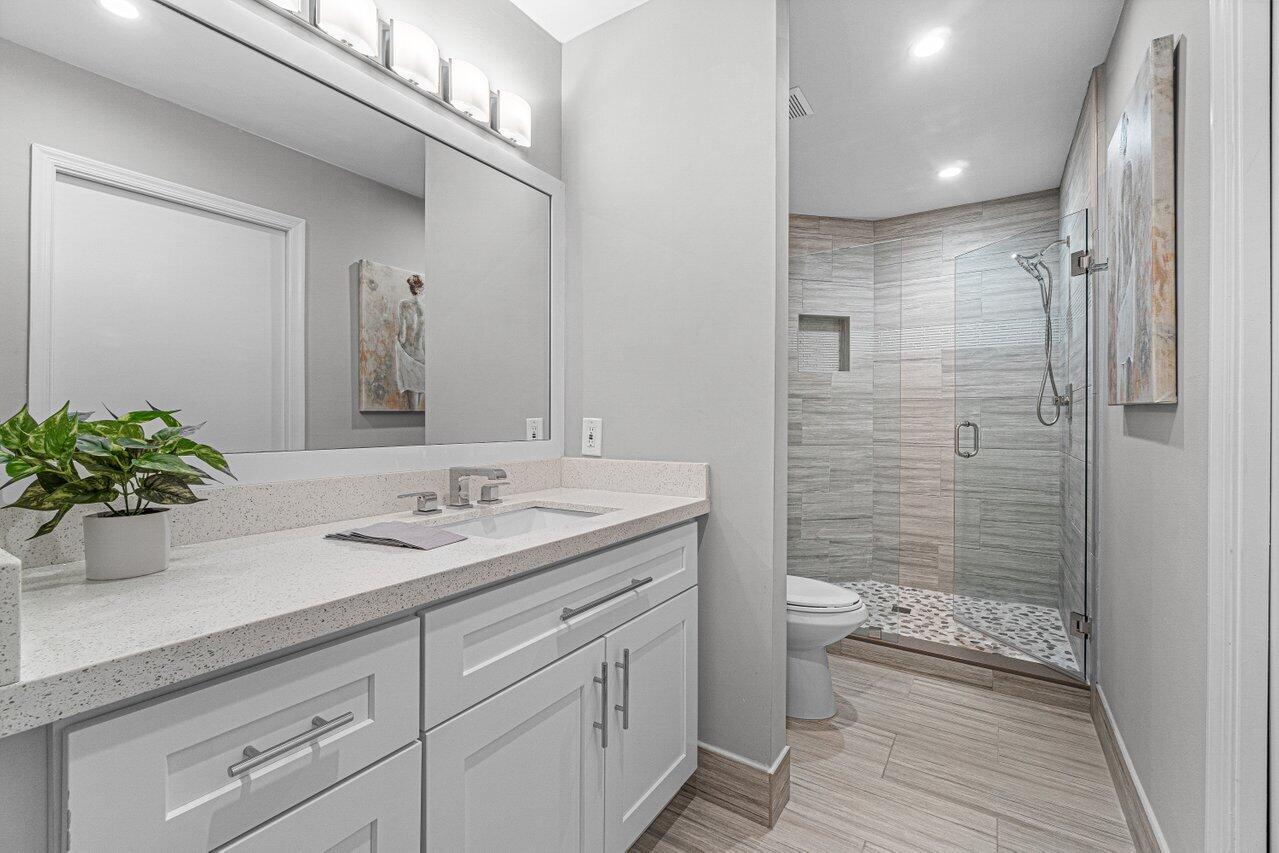 6253 Graycliff Drive, Unit B Boca Raton, FL 33496 - Photo 17 of 29 Secondary Bath