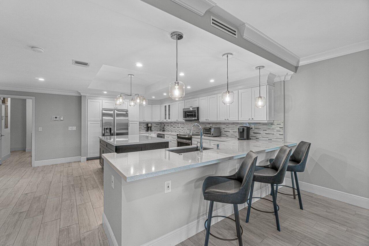 6253 Graycliff Drive, Unit B Boca Raton, FL 33496 - Photo 3 of 29 Kitchen Overview