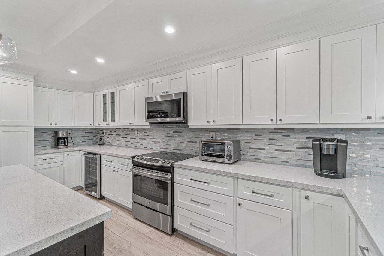 6253 Graycliff Drive, Unit B Boca Raton, FL 33496 - Photo 4 of 29 Kitchen