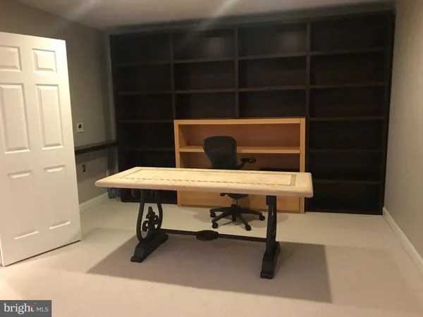 a view of entryway and kitchen