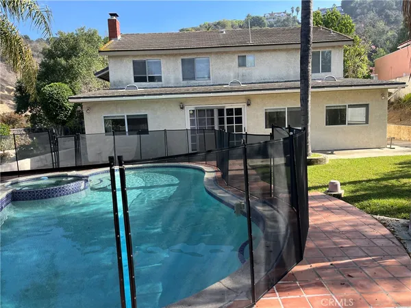 a view of a house with backyard