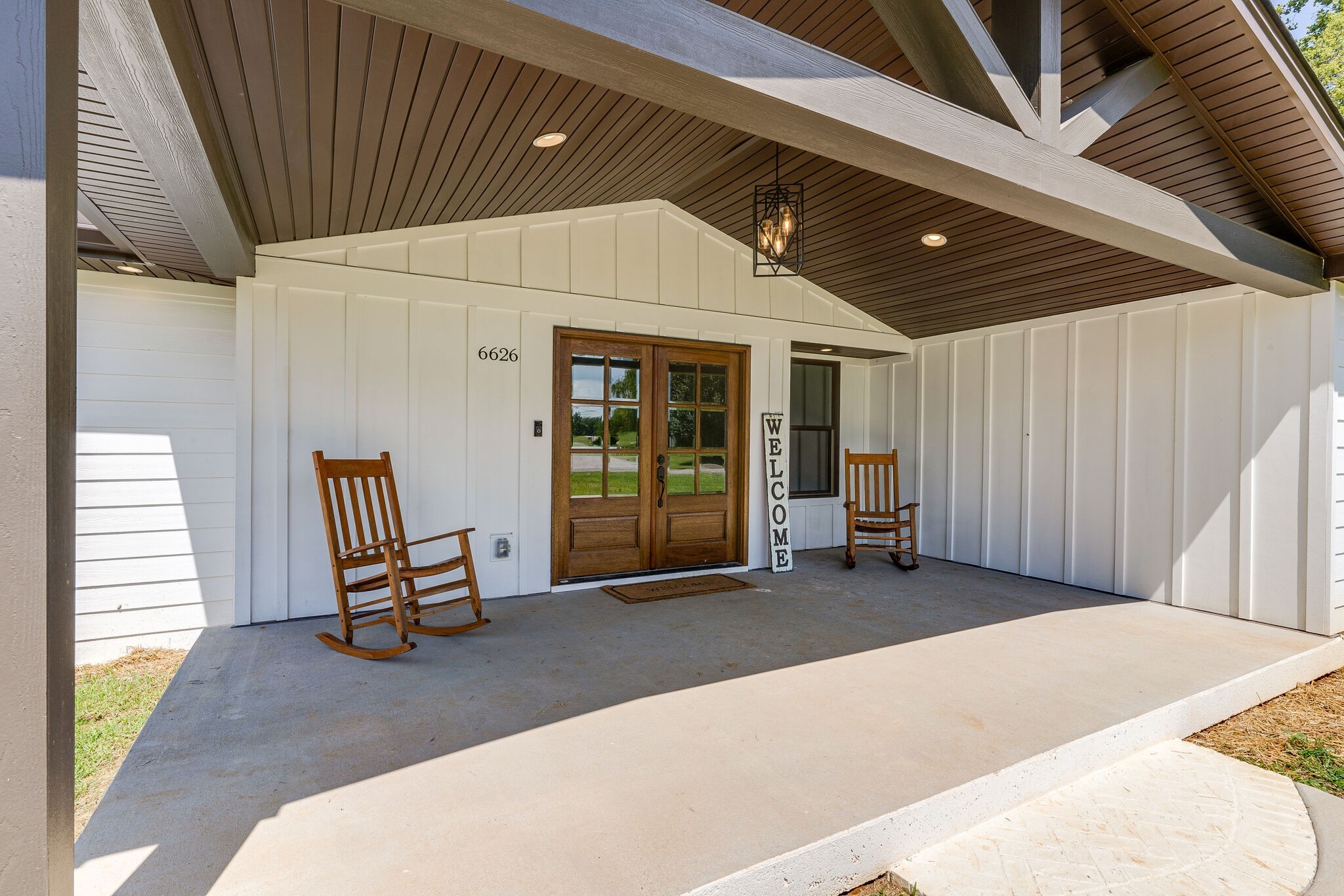 6626 Herbert Shannon Road Springfield, TN 37172 - Photo 4 of 19 a balcony with chairs and a stove