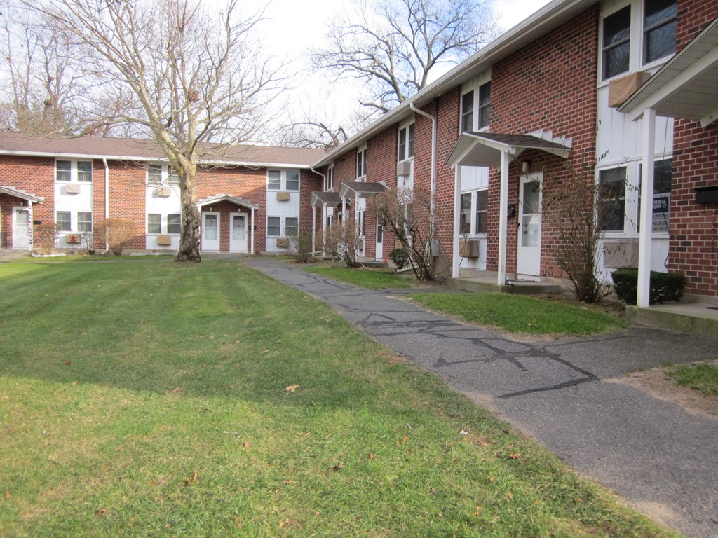 69 Manor Court, Unit 69 Springfield, MA 01118 - Photo 2 of 12 Gallery Image 2