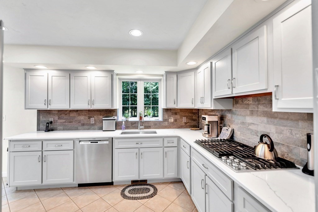 13 Leonard Road Mendon, MA 01756 - Photo 3 of 22