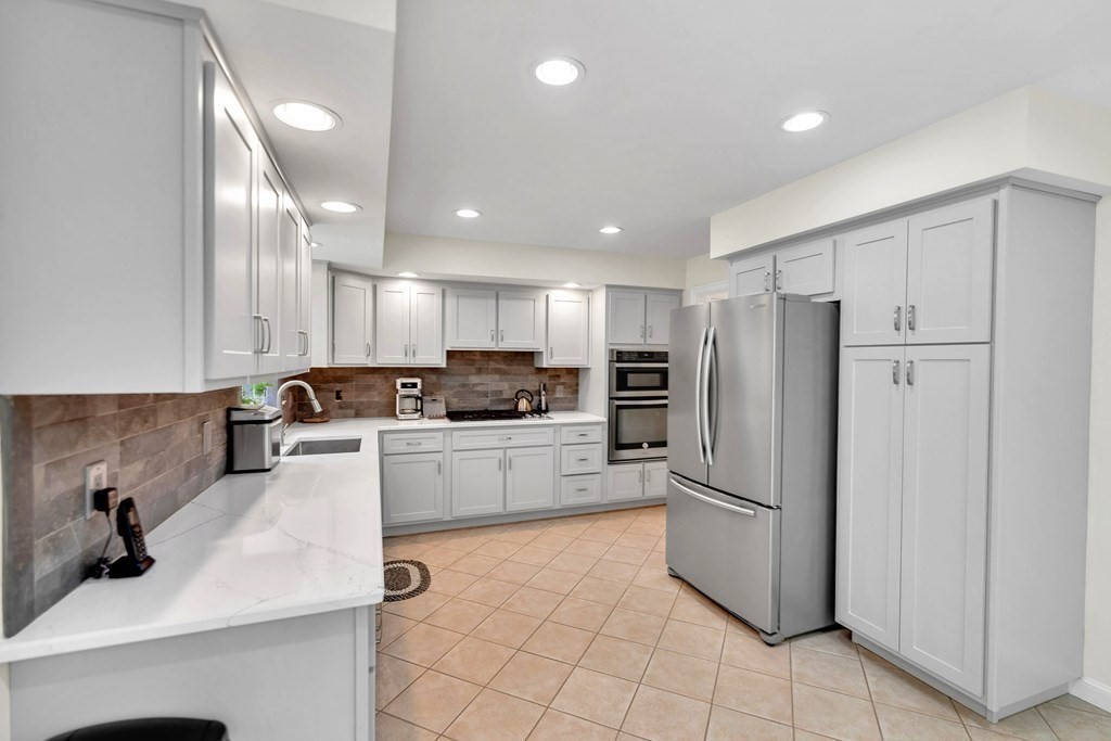 13 Leonard Road Mendon, MA 01756 - Photo 4 of 22