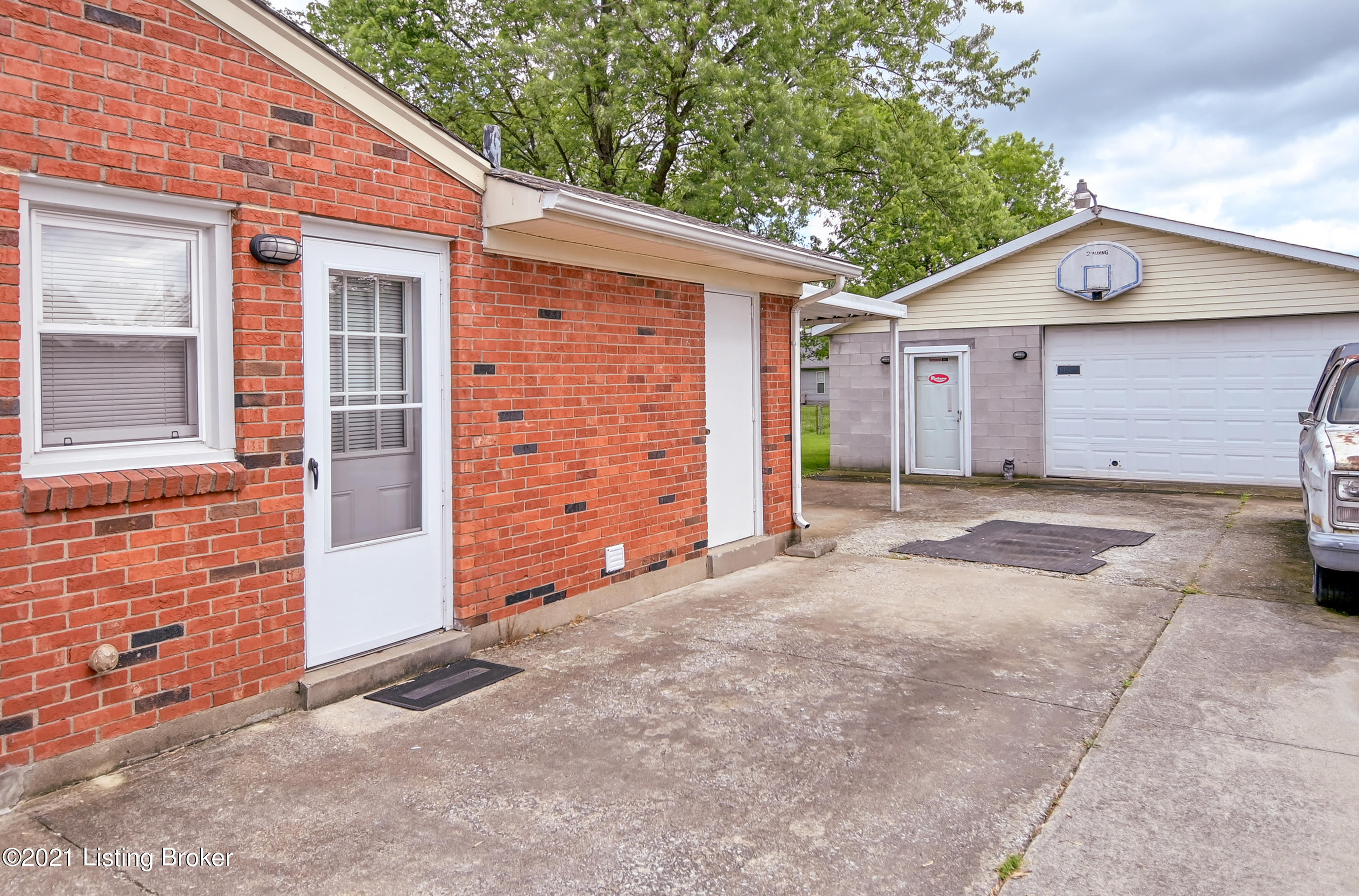 6816 Barbrook Road Louisville, KY 40258 - Photo 24 of 30 6816BarbrookRd-24