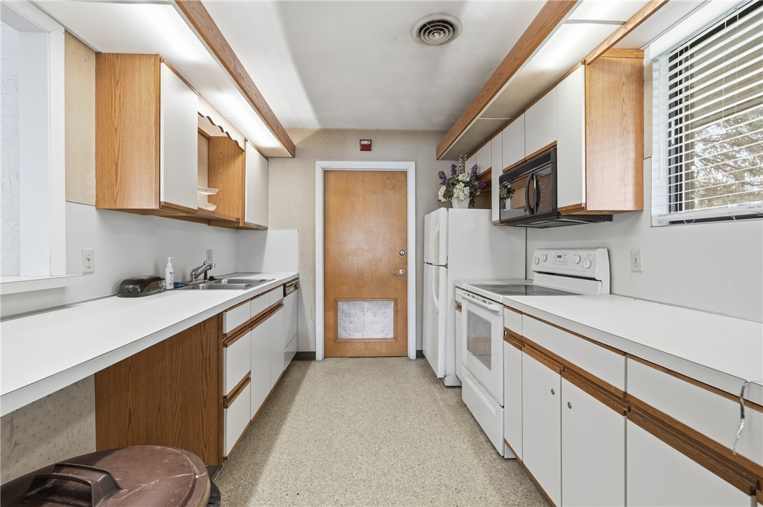 196 Old River Road, Unit 8F Lincoln, RI 02865 - Photo 29 of 34