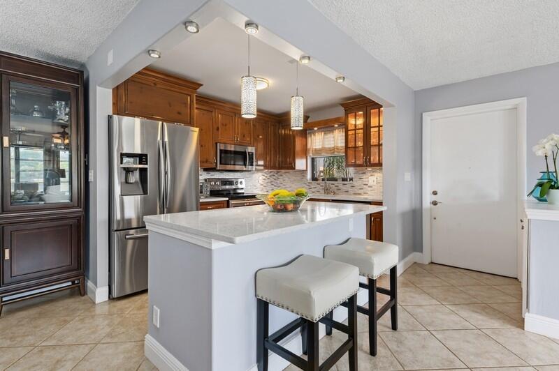 509 Dotterel Road, Unit 23C Delray Beach, FL 33444 - Photo 3 of 15 04_509DotterelRd_Apt23C_5_Kitchen_FlexML