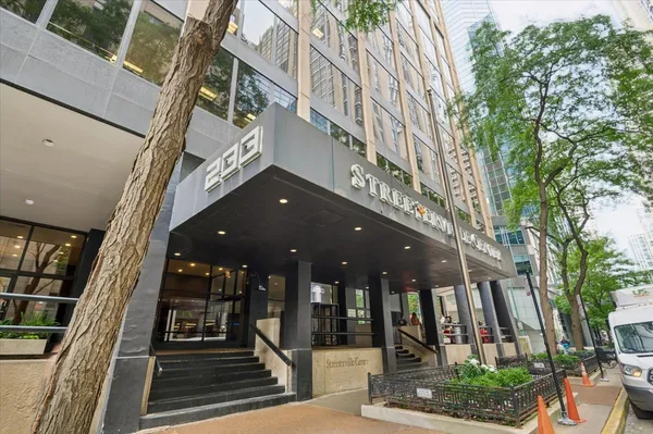 $2,000 | 233 East Erie Street, Unit 2104, Chicago, IL 60611
