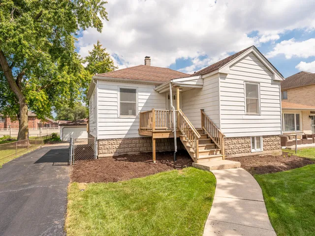 a house view with a outdoor space