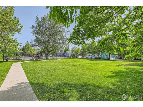 a view of yard with green space