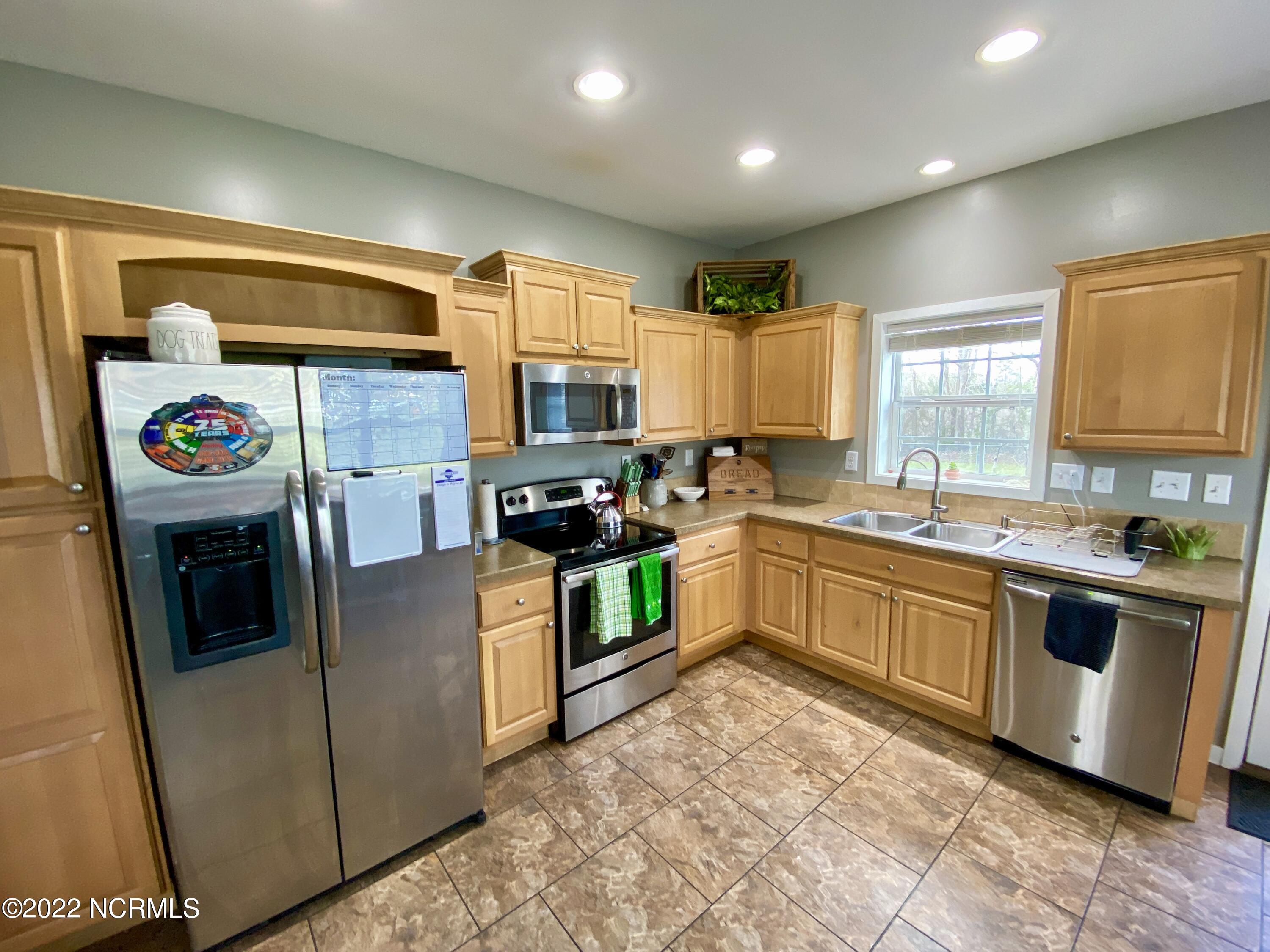 1967 Rock Road Grifton, NC 28530 - Photo 7 of 35 Stainless appliances!