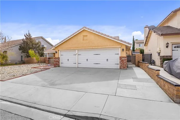 a view of a house with backyard