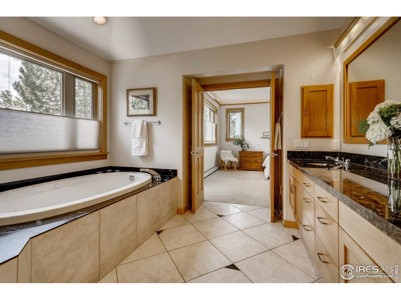 566 Dakota Boulevard Boulder, CO 80304 - Photo 14 of 24 a kitchen with a stove a sink and a refrigerator