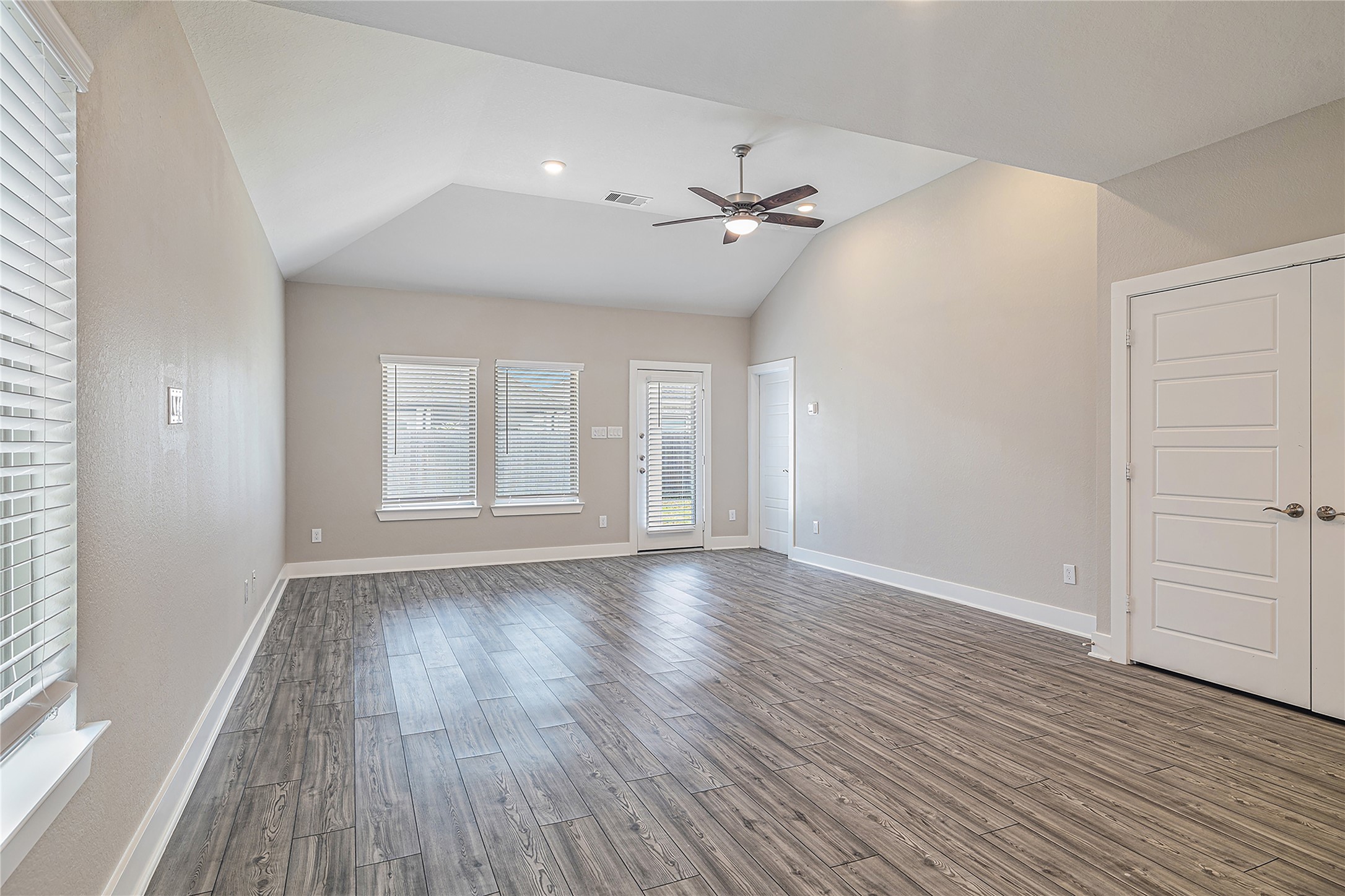 10546 Preserve Way Conroe, TX 77385 - Photo 5 of 26 Living/ Dining