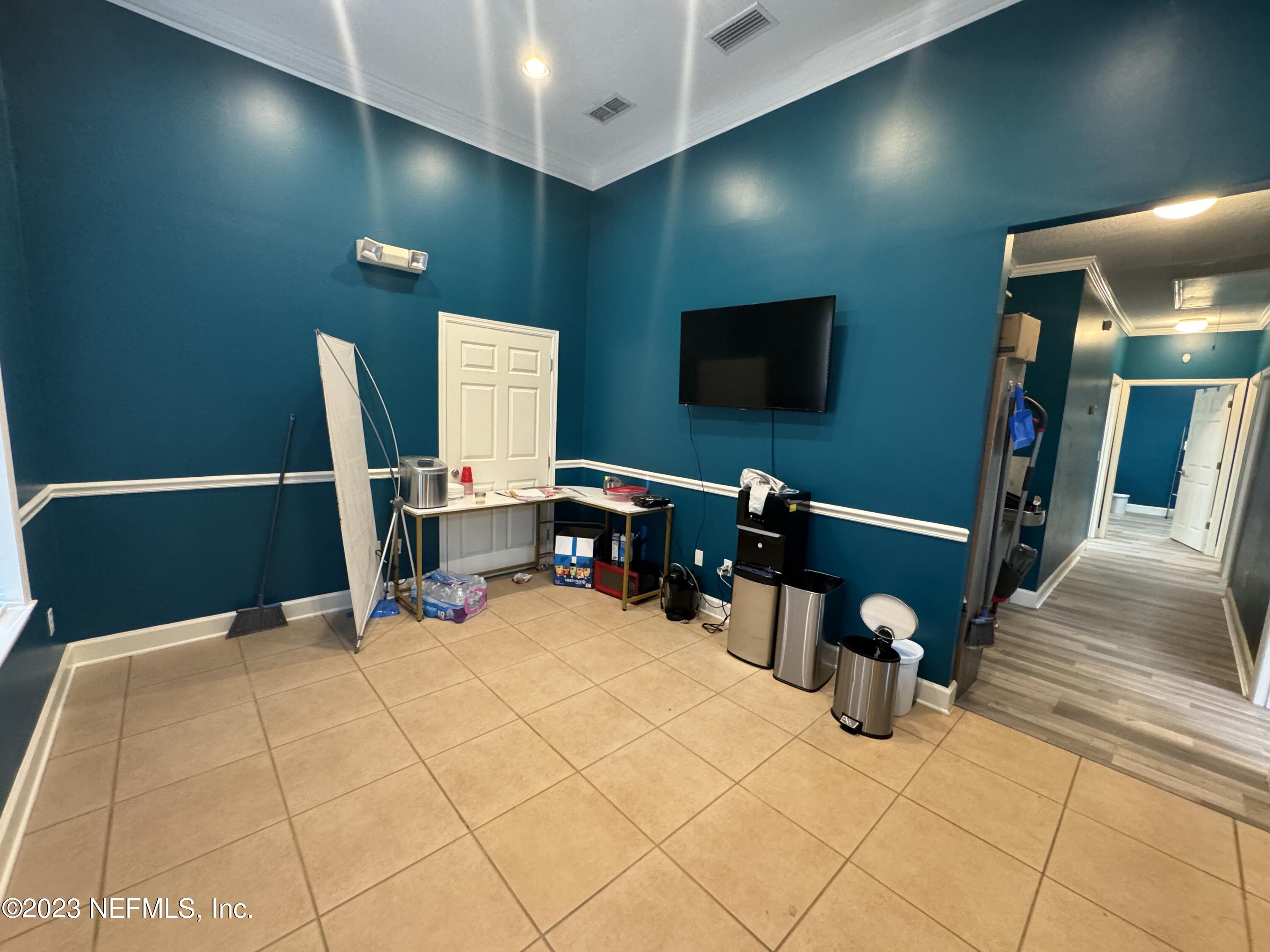 9905 Old St Augustine Road, Unit 502 Jacksonville, FL 32257 - Photo 4 of 12 a room with furniture and a flat screen tv