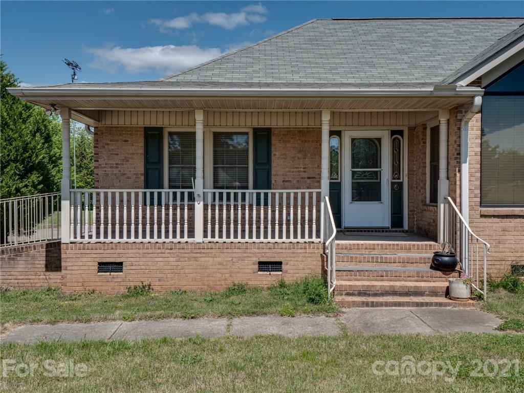 3292 Harmony Road Catawba, SC 29704 - Photo 5 of 20 a porch with seating space