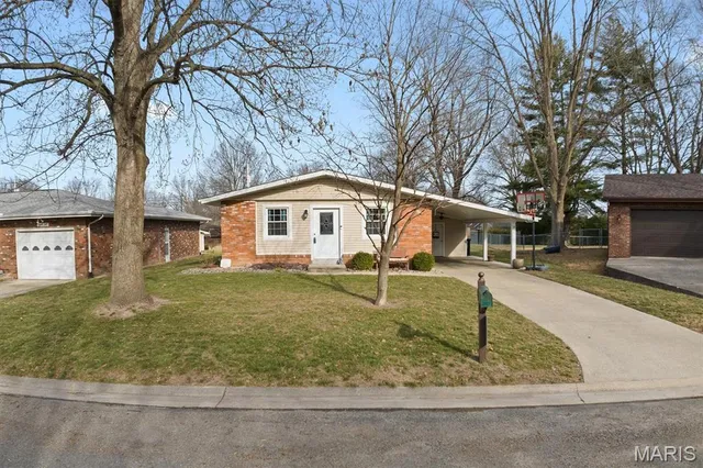 $220,000 | 35 Cardinal Lane, Highland, IL 62249