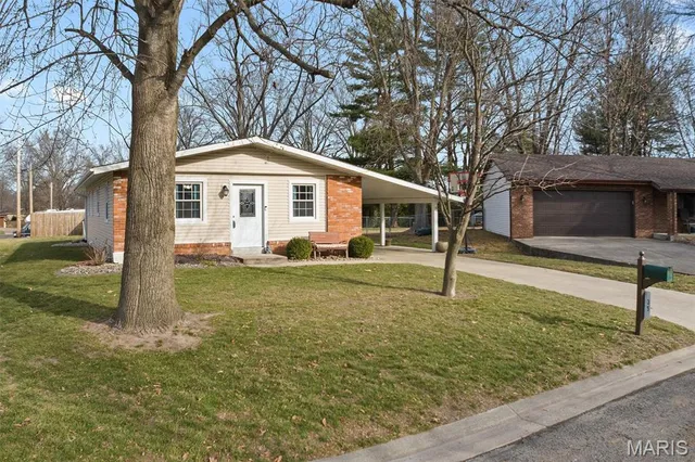 $220,000 | 35 Cardinal Lane, Highland, IL 62249