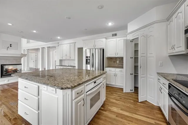 $600,000 | 10105 Northwest River Hills Drive, Parkville, MO 64152