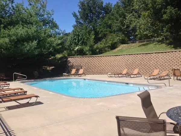 $600,000 | 10105 Northwest River Hills Drive, Parkville, MO 64152