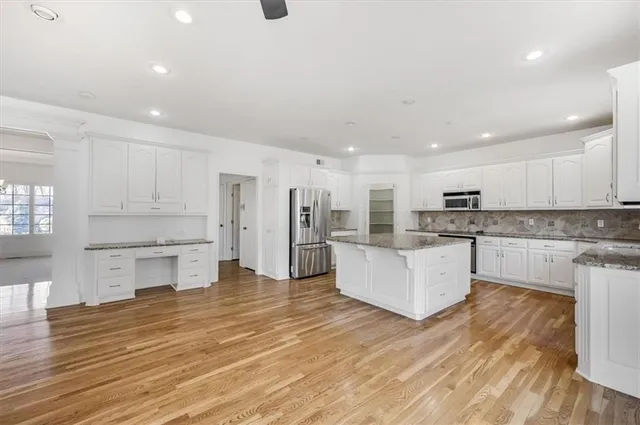 $600,000 | 10105 Northwest River Hills Drive, Parkville, MO 64152