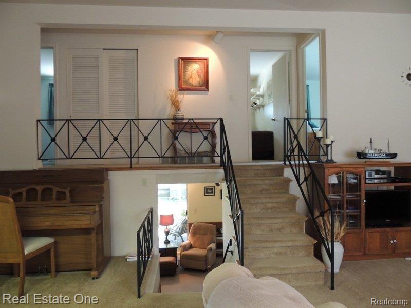 283 North Hill Circle Rochester, MI 48307 - Photo 21 of 21 Stairs