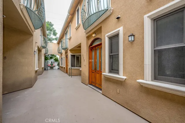 $780,000 | 216 North Buena Vista Street, Unit 113, Burbank, CA 91505
