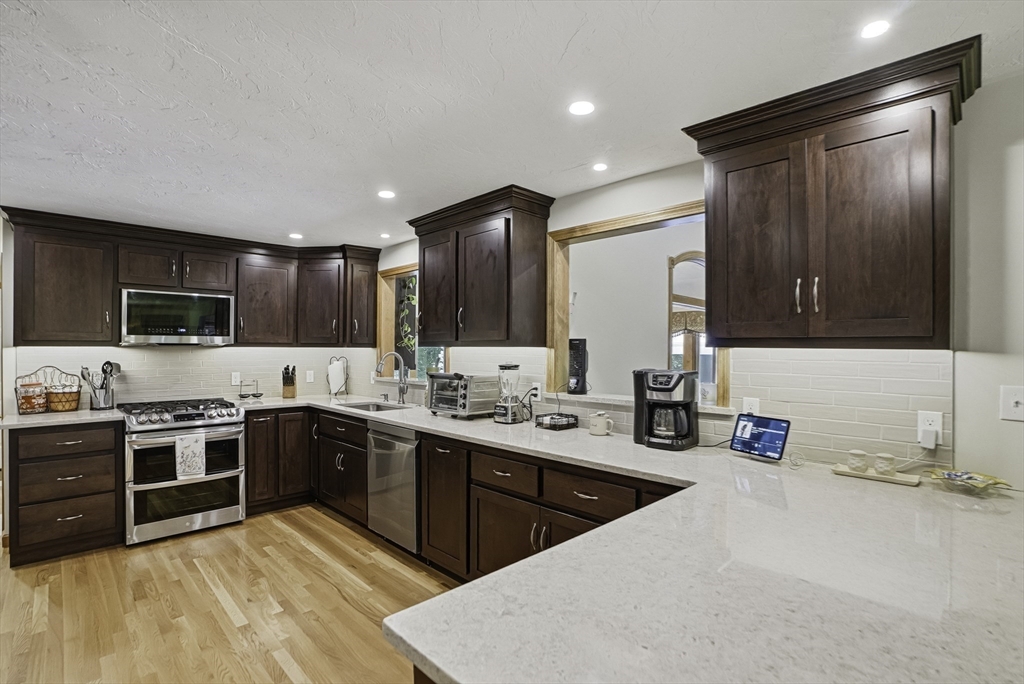 36 Jackson Circle Franklin, MA 02038 - Photo 9 of 41