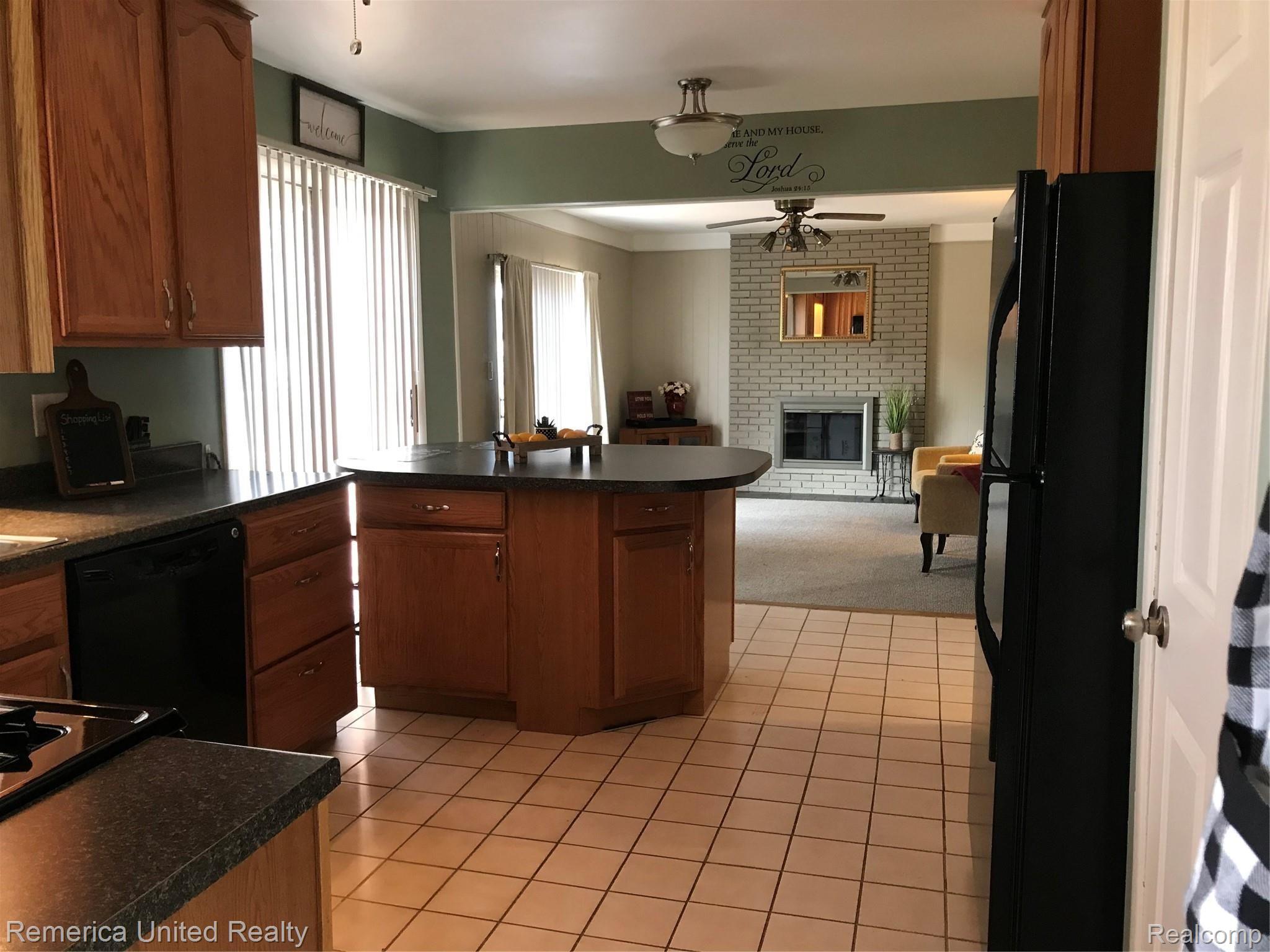 14233 Merriman Road Livonia, MI 48154 - Photo 8 of 26 6585F467-4ABE-486E-AD53-6455C01B101E.jpeg