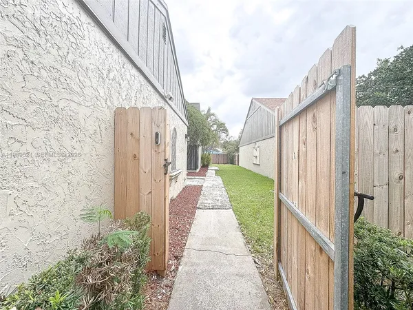 $3,850 | 9635 Southwest 74th Street, Miami, FL 33173