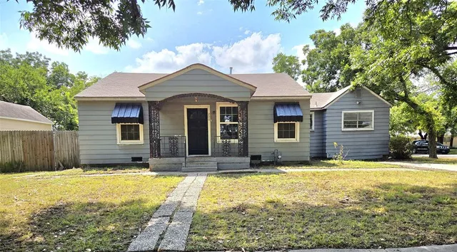 $154,900 | 200 South Preston Street, Wolfe City, TX 75496