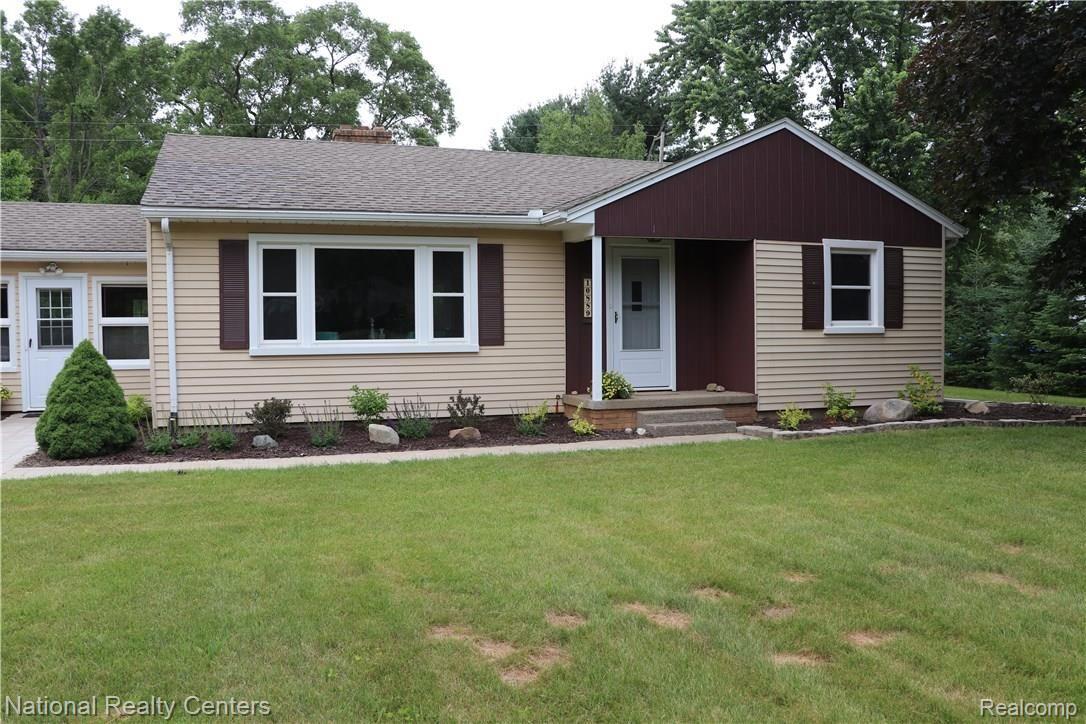 10889 Spencer Road Brighton, MI 48114 - Photo 1 of 70 IMG_6819.JPG