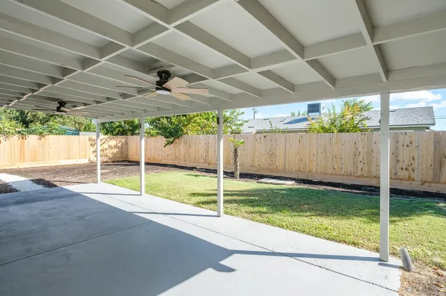 a view of a backyard