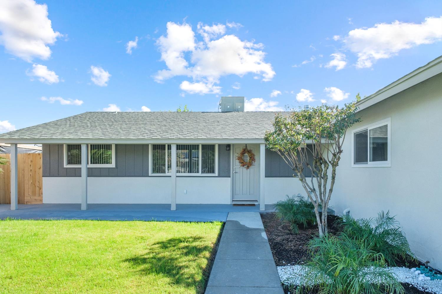 3062 Jasper Street Selma, CA 93662 - Photo 4 of 26 a view of a house with swimming pool