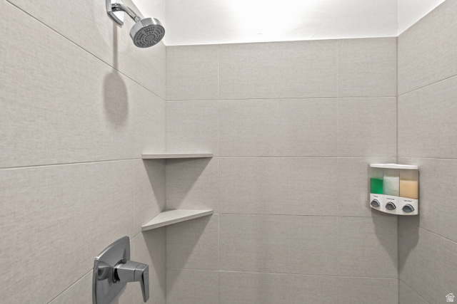 1122 South 1790th Street West, Unit 2 St. George, UT 84770 - Photo 10 of 37 Shower featuring light-toned large format tile, a chrome shower head, and a single-handle chrome control