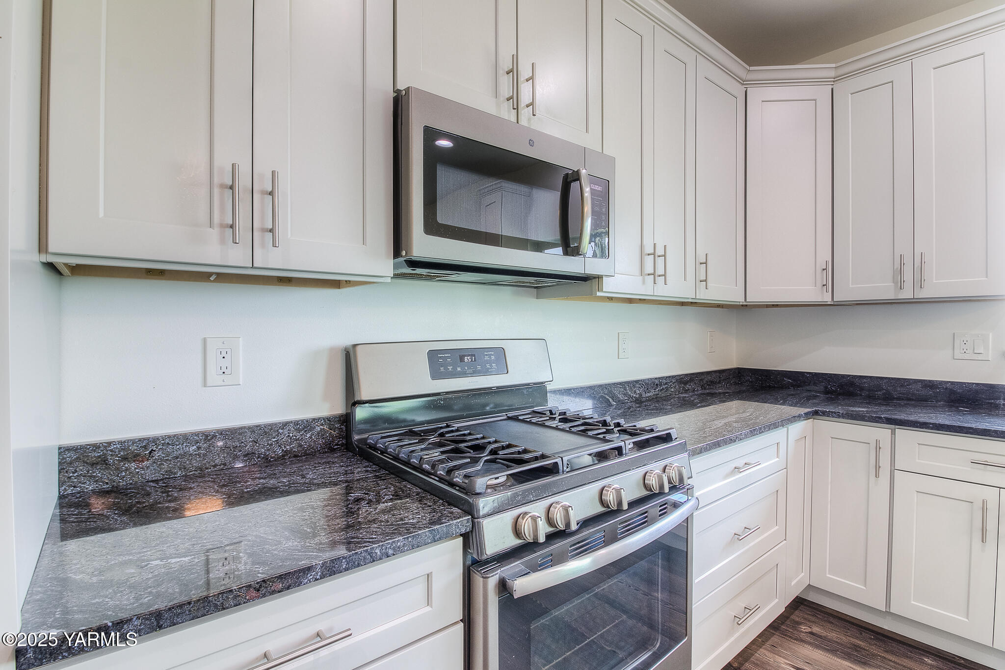 15020 Douglas Road Yakima, WA 98908 - Photo 12 of 38 12 Kitchen