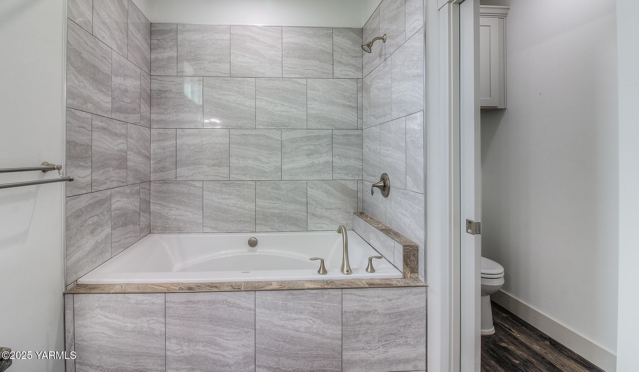 15020 Douglas Road Yakima, WA 98908 - Photo 17 of 38 17 Primary Bathroom
