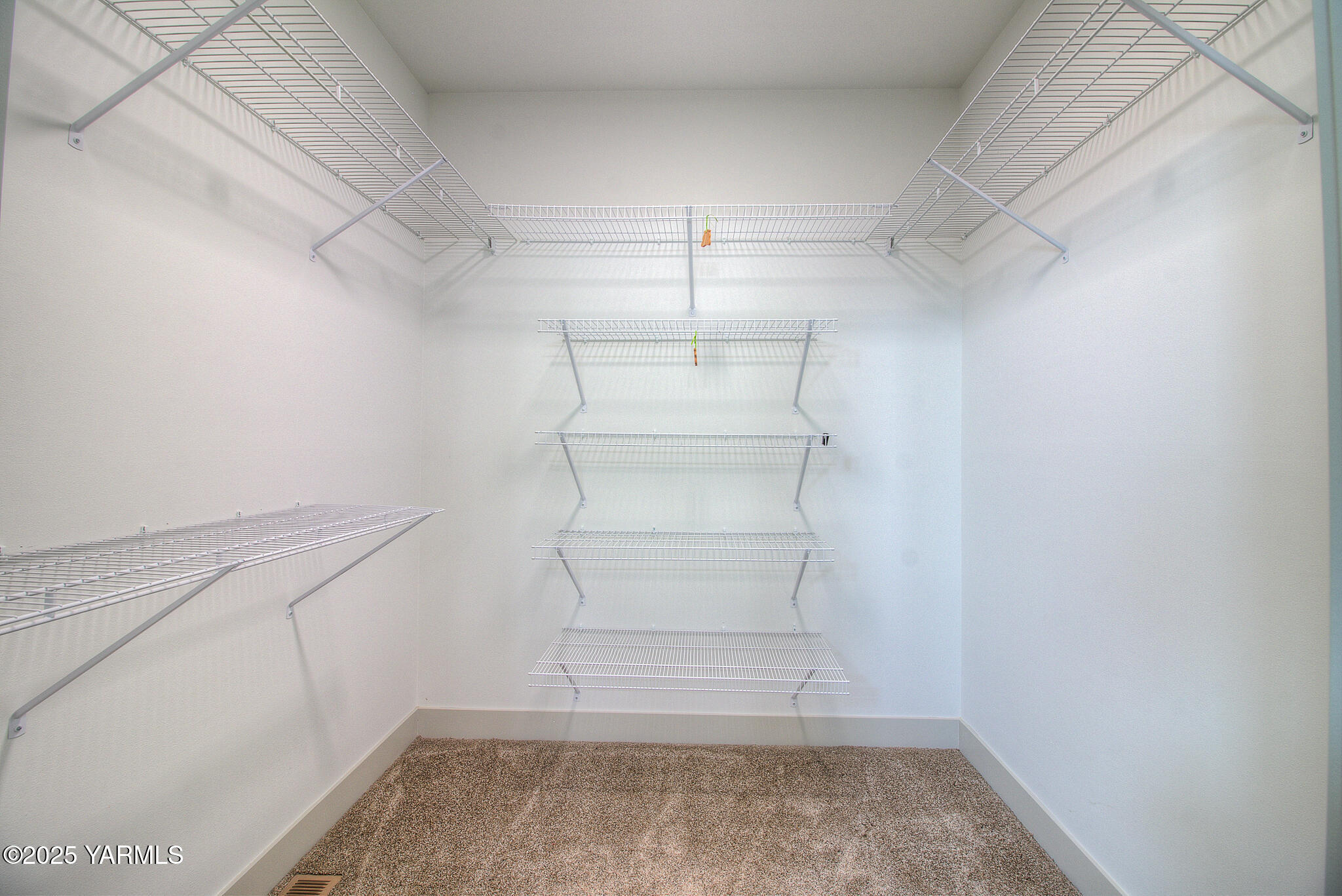 15020 Douglas Road Yakima, WA 98908 - Photo 19 of 38 19 Primary Closet